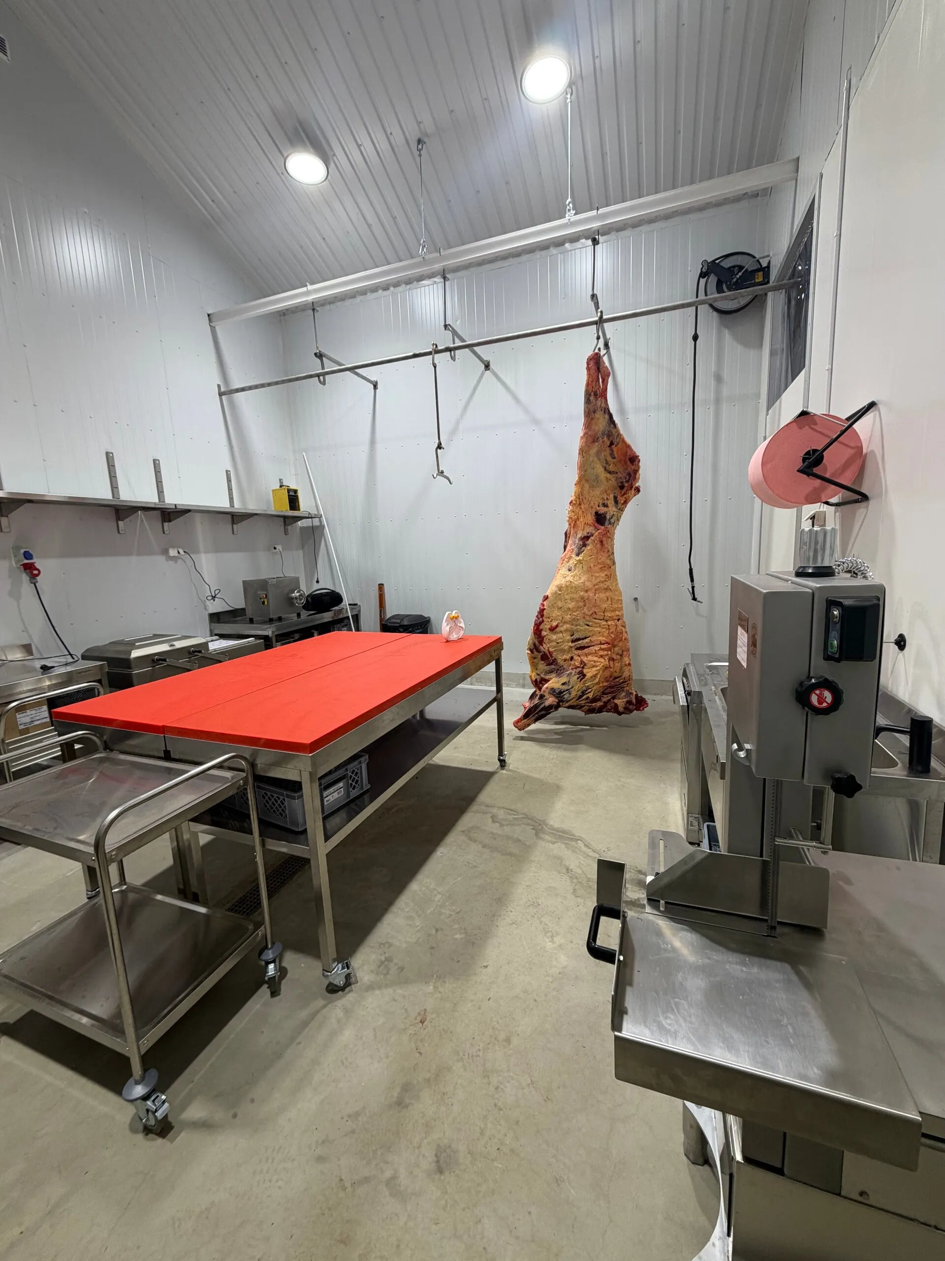 Munkabos slakt- och styckningslokal med kött hängande för vidare hantering